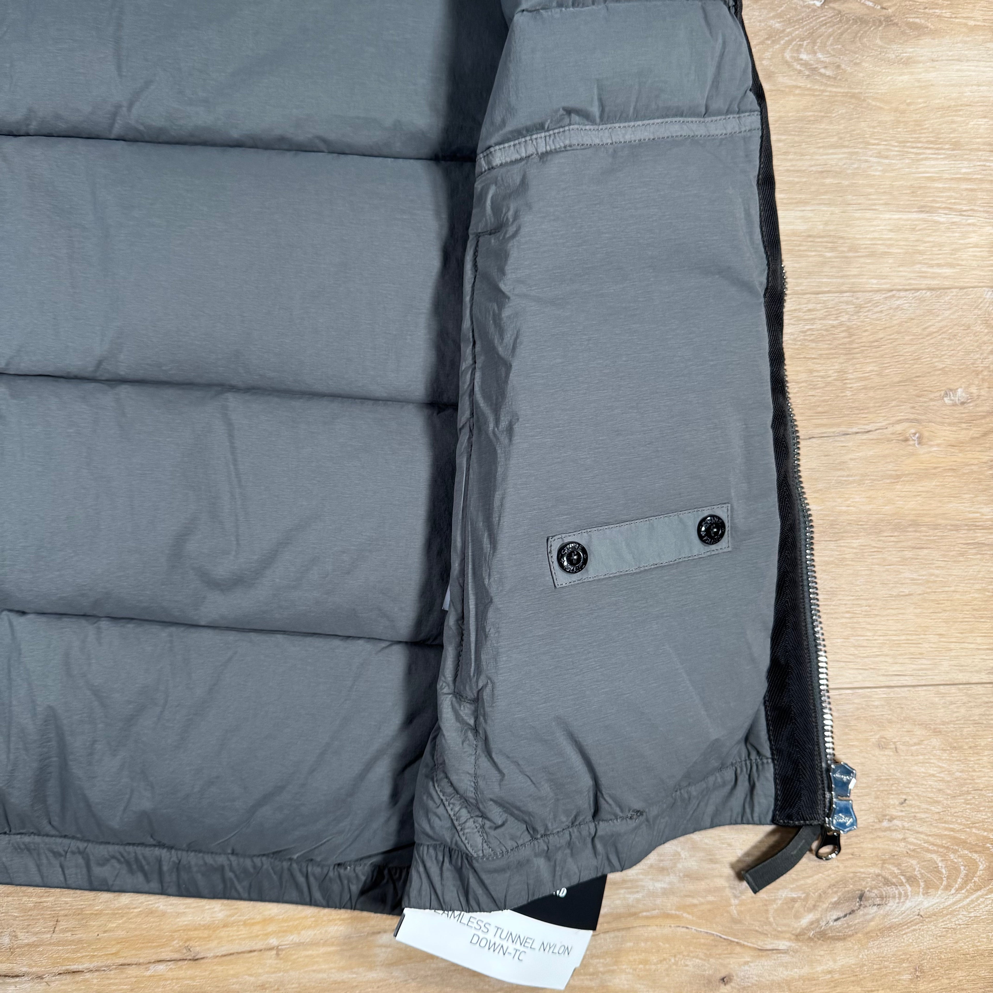 Stone Island Seamless Tunnel Nylon Down-TC Vest in Cement